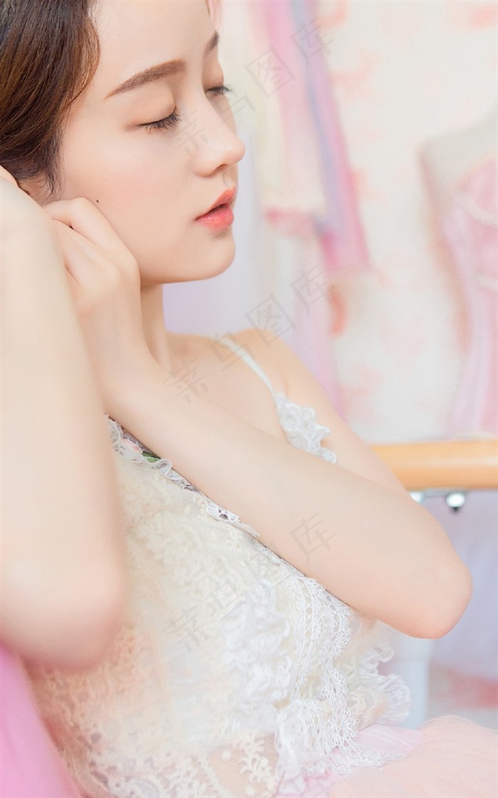 性感美女脱衣接受臀部惩罚