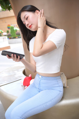 美女穿着紧身裙撩人姿势片